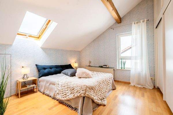 1. Schlafzimmer mit maßgefertigtem Einbauschrank