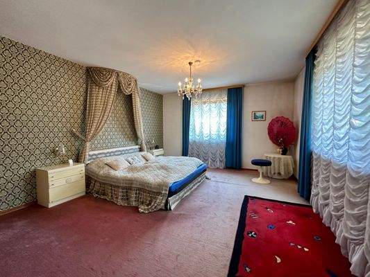 Hauptschlafzimmer mit Zugang zum großen Balkon