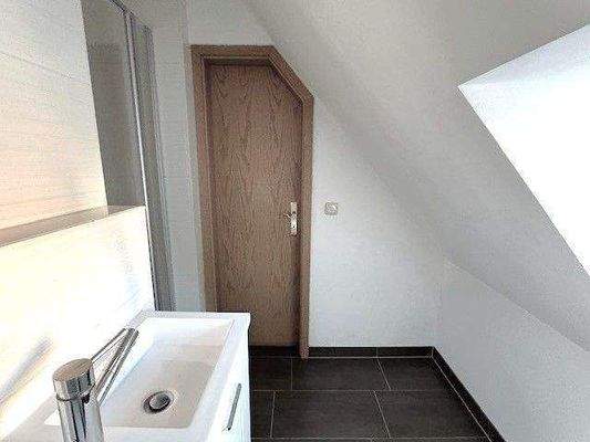 DG: Bad mit Dusche, Waschtisch und WC