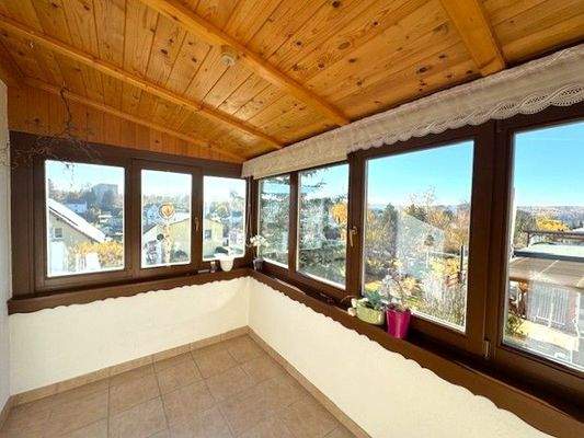 EG/OG: Sonniger Wintergarten mit Ausblick