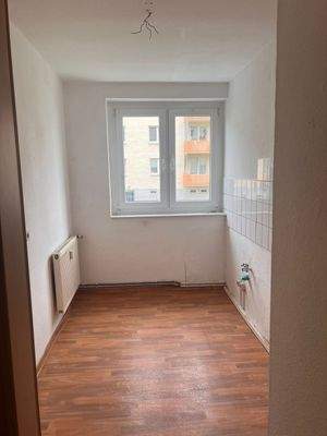 Helles Zimmer mit Fenster