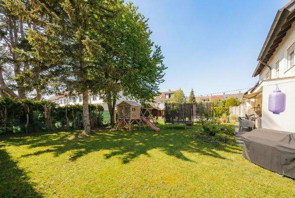 Westseite des Gartens KI-Frühling