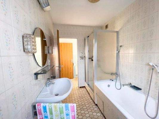 Bad mit Wanne, Dusche und Fenster