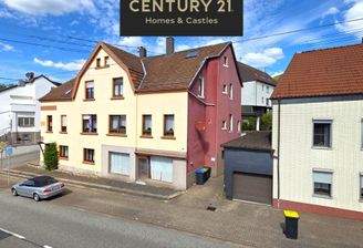 Blick auf das Haus von der rechten Straßenseite