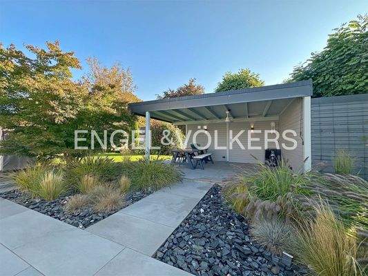 Überdachter Außensitzplatz
