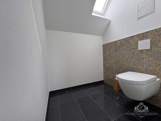 separates WC im Badezimmer