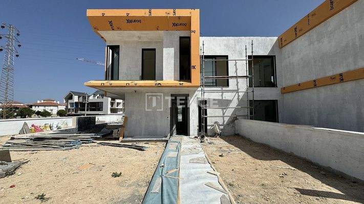 Semi-Detached Villas with Pools Close to Beaches in Izmir Çeşme