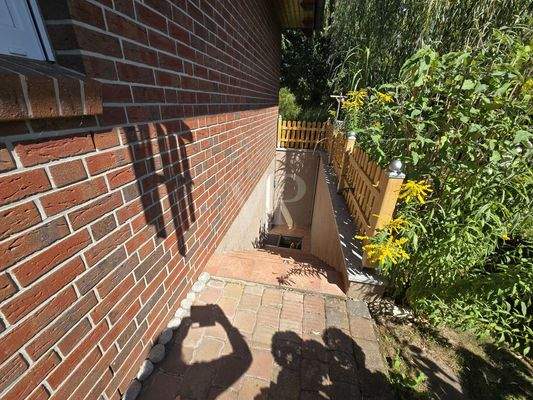 Ansicht Süd-Osten mit Detail Zugang Kellergeschoß