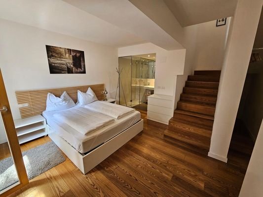Schlafzimmer mit Dusche - WC - Bidet