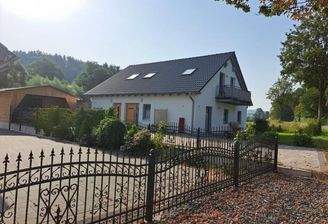 Außenansicht vom Haus mit Carport