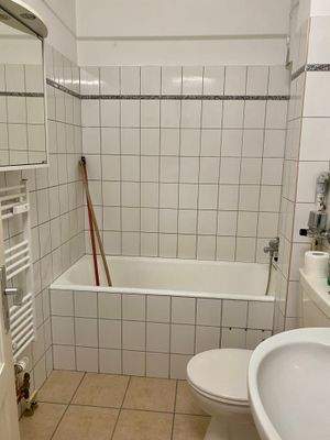 Gepflegtes Badezimmer in modernem Farbton