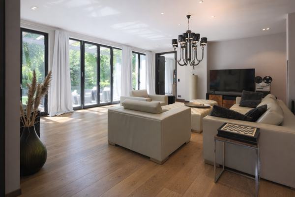 Wohnzimmer mit Zugang zur Terrasse 