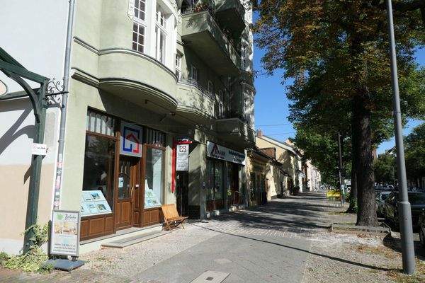 09 Vorderhaus Gehweg.JPG