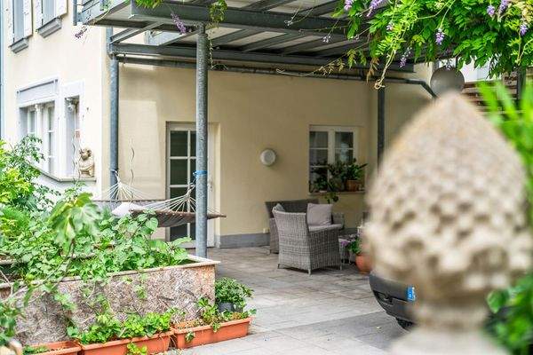 Eine weitere großzügige Terrasse EG