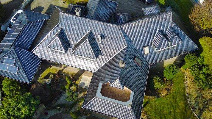 V1573 aufwändige Dachgestaltung