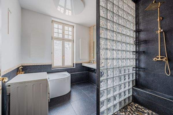 Masterbad mit Badewanne und Dusche