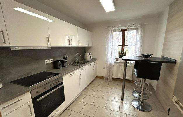 Moderne EBK mit Sitzplatz