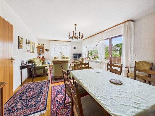 Wohnzimmer mit Zugang auf die Terrasse