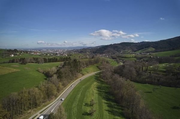 Drohnen-Blick oberhalb Grundstück nach Freiburg