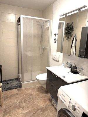 Bad mit Dusche und WT-Möbel