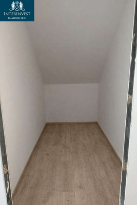 Abstellraum links neben Wohnungseingangstür(KI-optimiert)