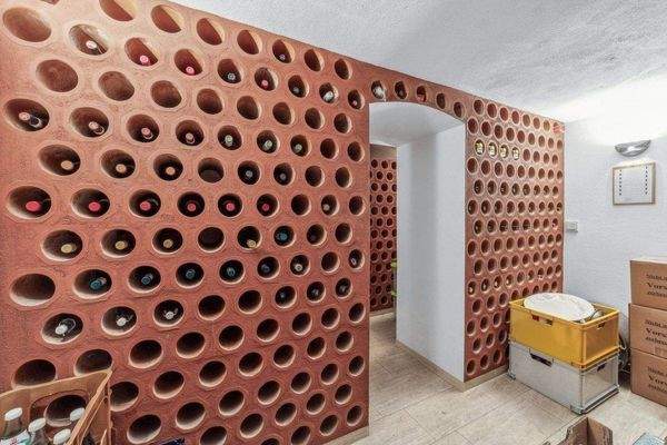 Weinkeller mit gemauertem Weinregal.jpg