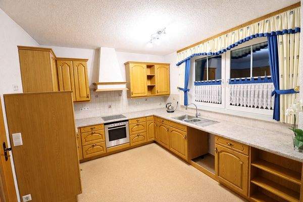 Geräumige Küche mit angrenzendem Essbereich