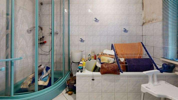 Bad mit Dusche und Badewanne 