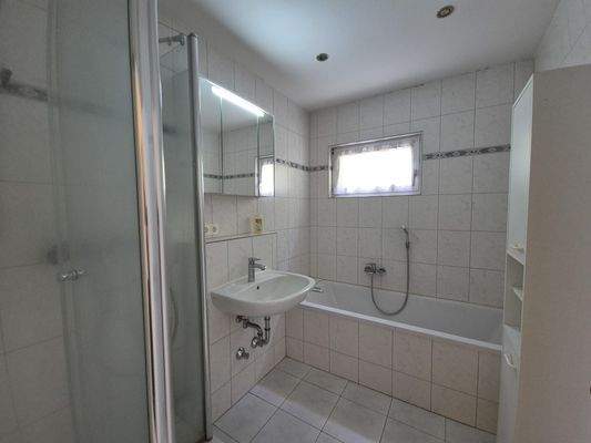 Bad mit Wanne und Dusche