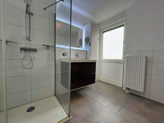 Badezimmer - Dusche und Waschbecken