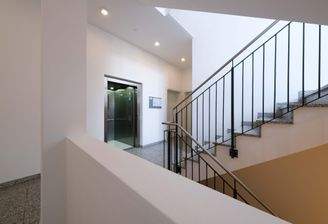 Treppenhaus mit AUFZUG