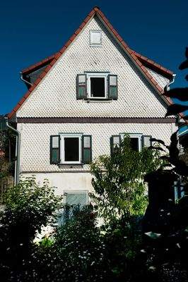 Ansicht seitlich vom Garten aus