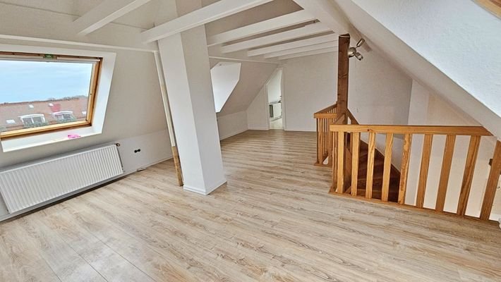 geräumiges Wohnzimmer Blickrichtung Treppe