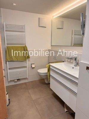 Bad mit Wanne und Dusche