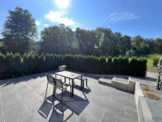 Terrasse zum Wohntrakt