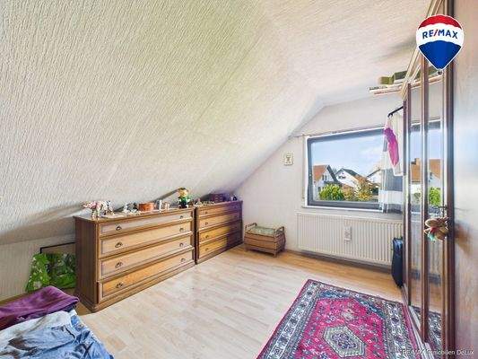 RE/MAX Immobilien DeLux Einfamilienhaus Niederlosheim Schlafzimmer