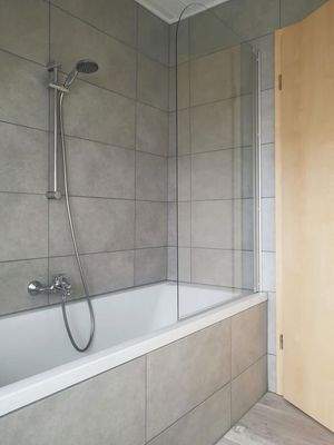 Badewanne mit Duschtrennwand