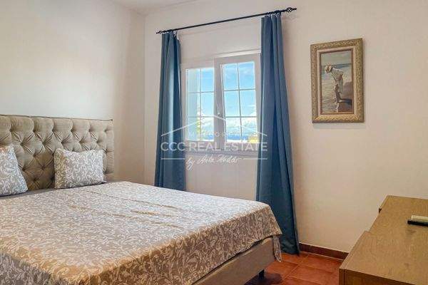 Erstes Schlafzimmer mit...