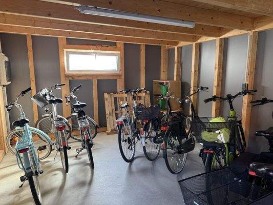 gemeinschaftlicher Fahrradabstellraum mit Anschlüssen für E-Bikes