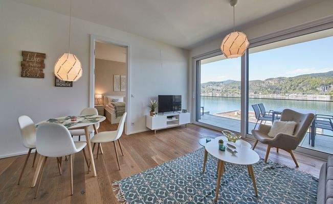 Wohnzimmer mit Balkon