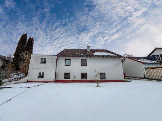Großzügige Gartenfläche um das Haus herum