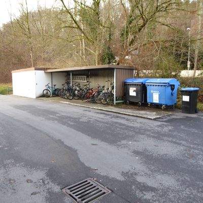 Fahrradabstellplatz und Müll