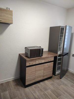 Sideboard, Mikrowelle, Kühlschrank