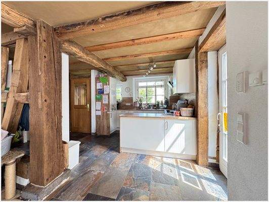 Blick vom Esszimmer in die Küche