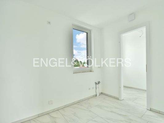 Küche mit Abstellkammer