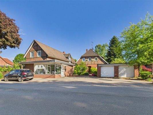 Straßenansicht: Ladenegschäft-Wohnhaus-Garagen