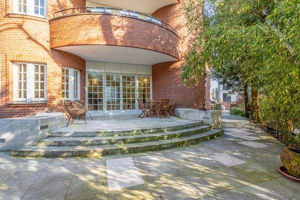 Blick zum Wohnbereich mit Terrassenzugang