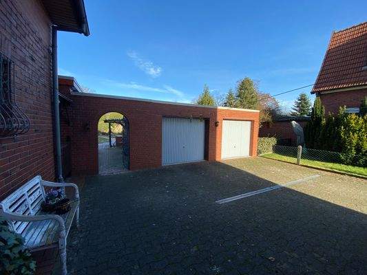Garagenhof mit Zugang zum Garten und Erdgeschosswohnung