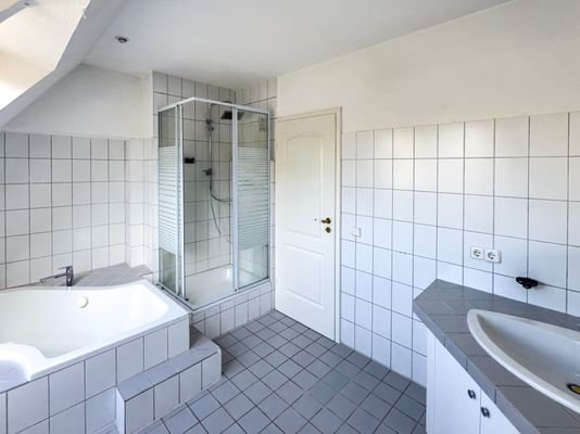 Vollbad in der oberen Einheit.jpg