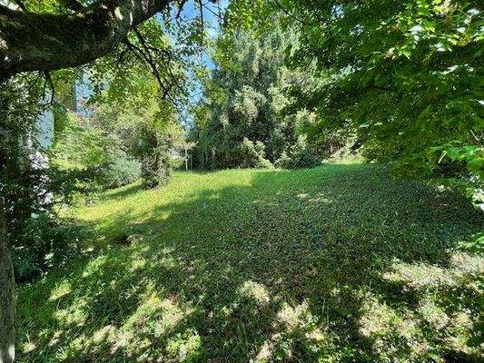 seitlicher Blick auf Grundstück